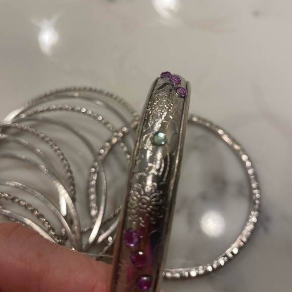 Gift-ready bangles Silver tone bracelet set. - Picture 4 of 12